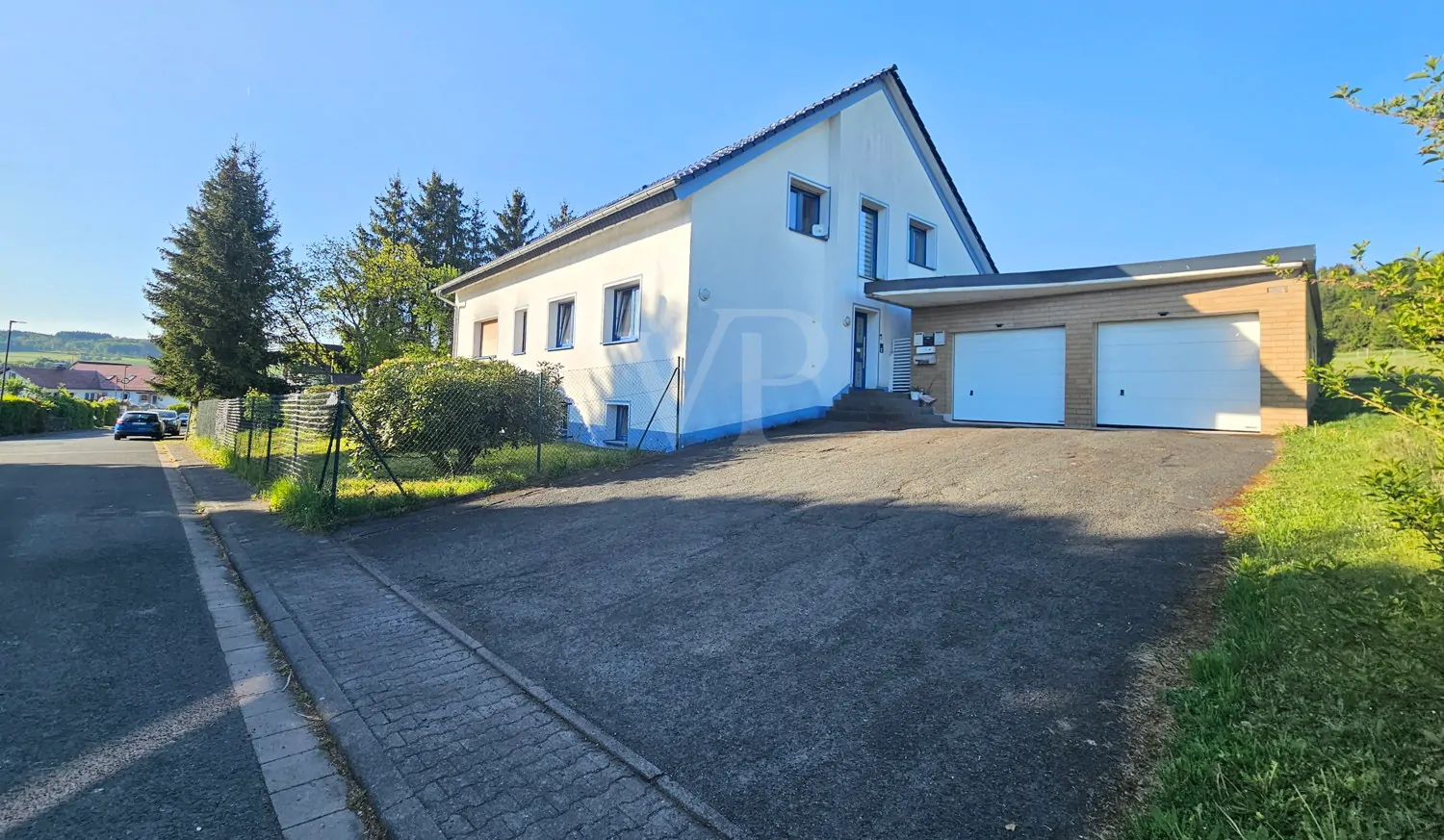 Zugang zum Haus und Garagen