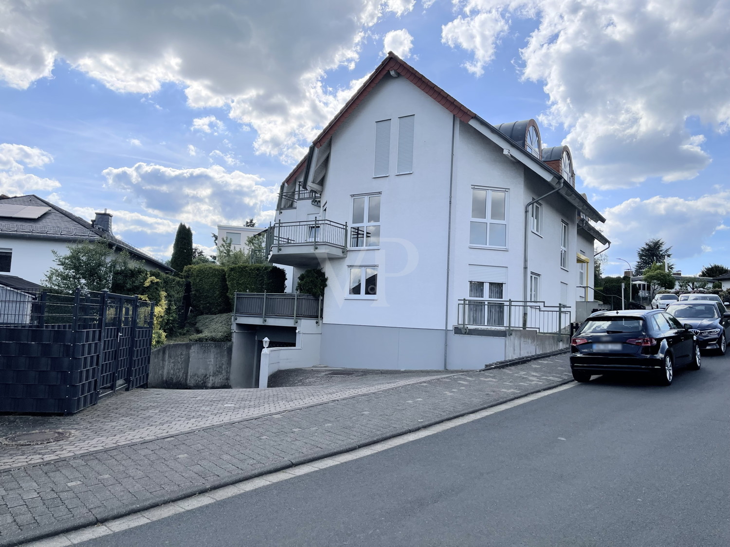 Außenansicht auf Tiefgarageneinfahrt