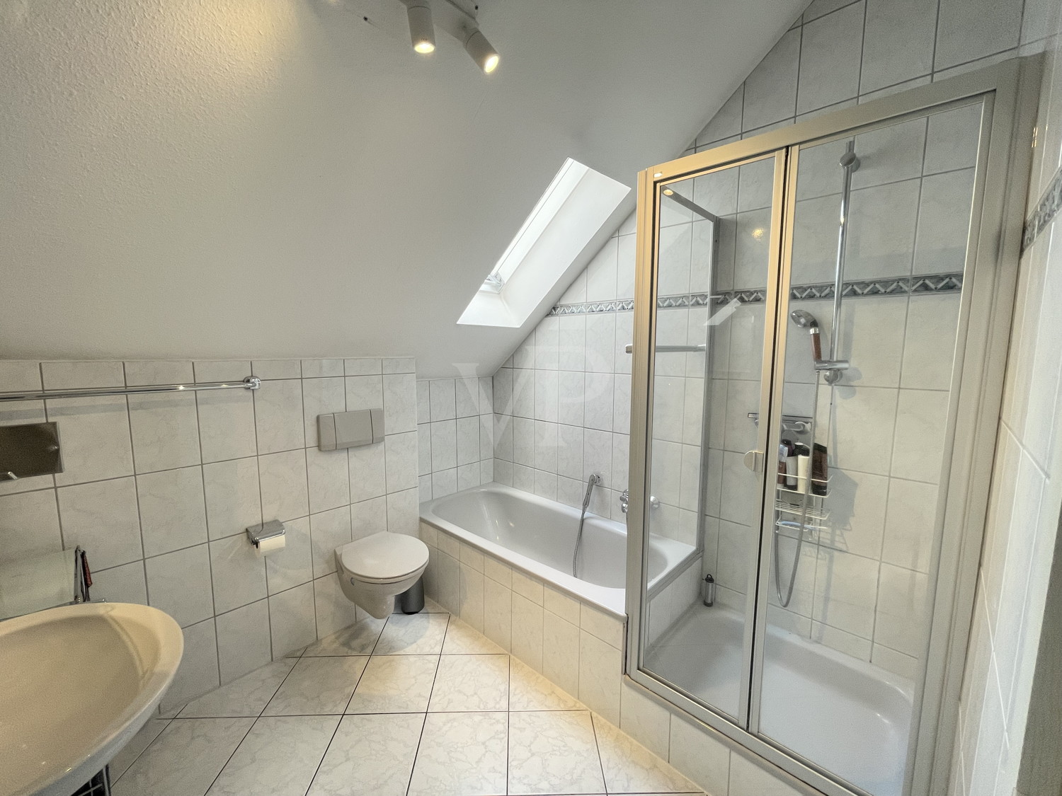 Tageslichtbad mit Dusche und Badewanne