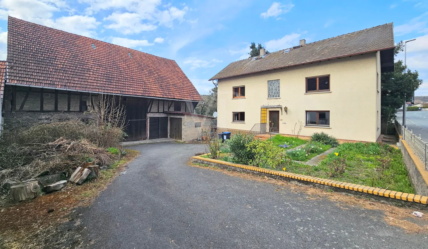 Altbestand mit Vorgarten und Hof