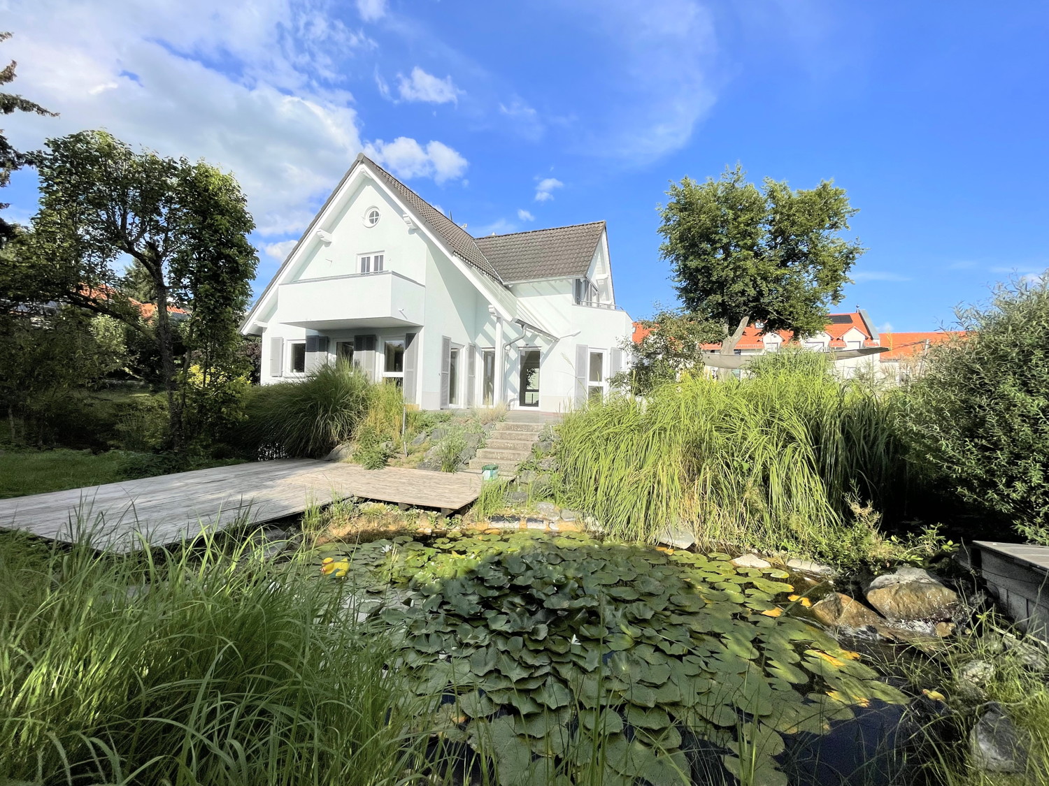 idyllischer Garten mit Koiteich