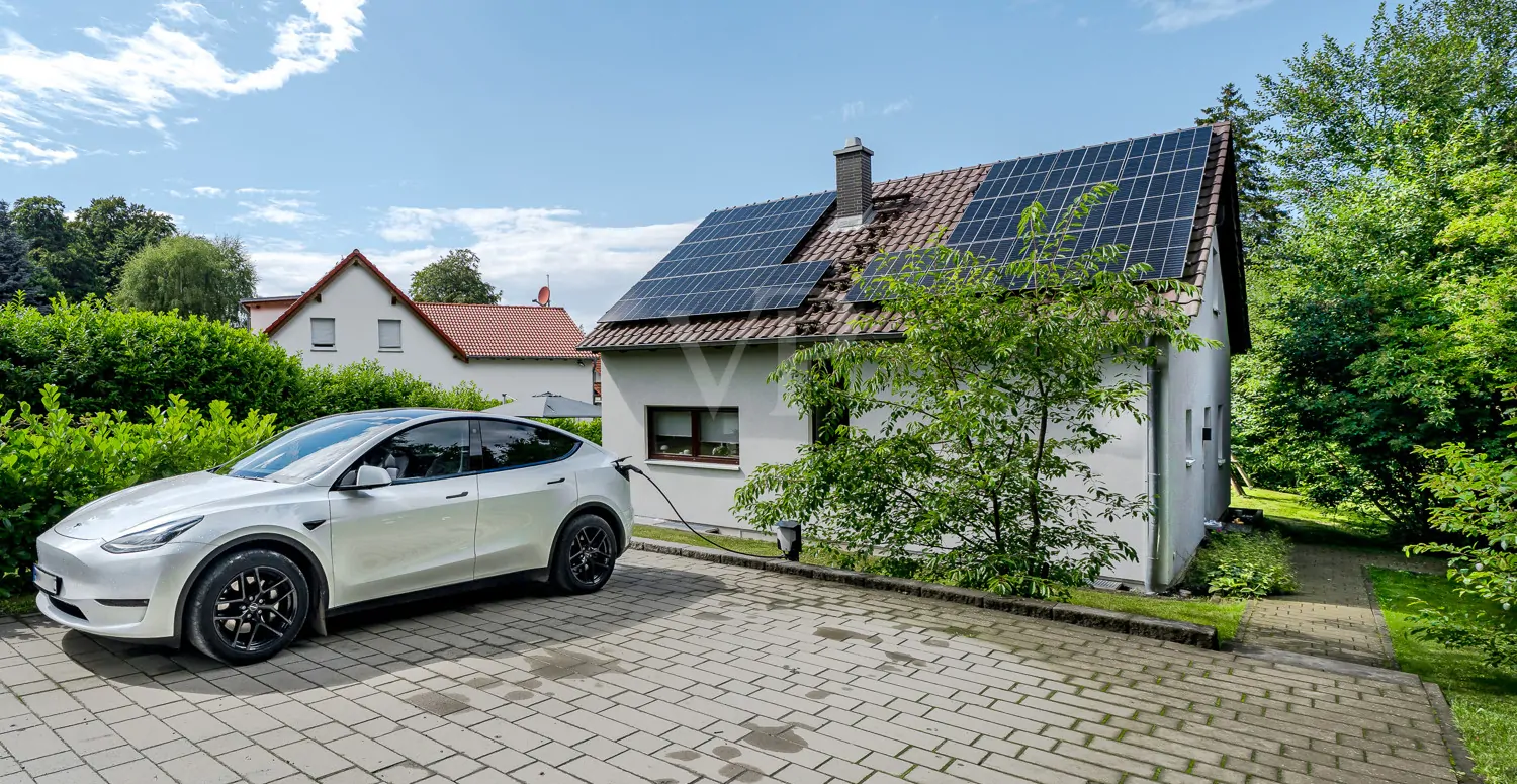 Gepflasterte Stellplätze mit Wallbox