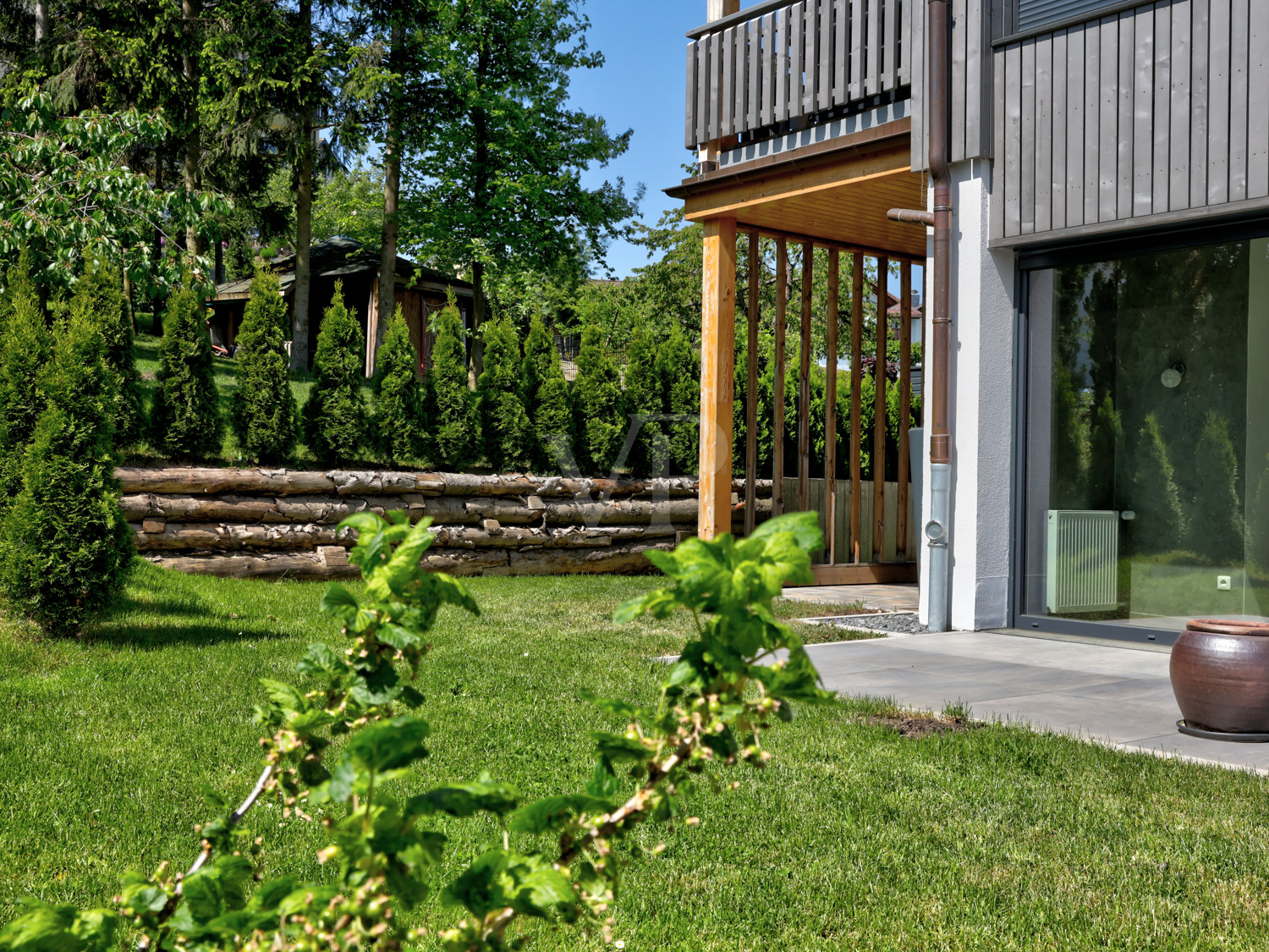 Sonnenterrasse mit Garten und überdachter Terrassenbereich