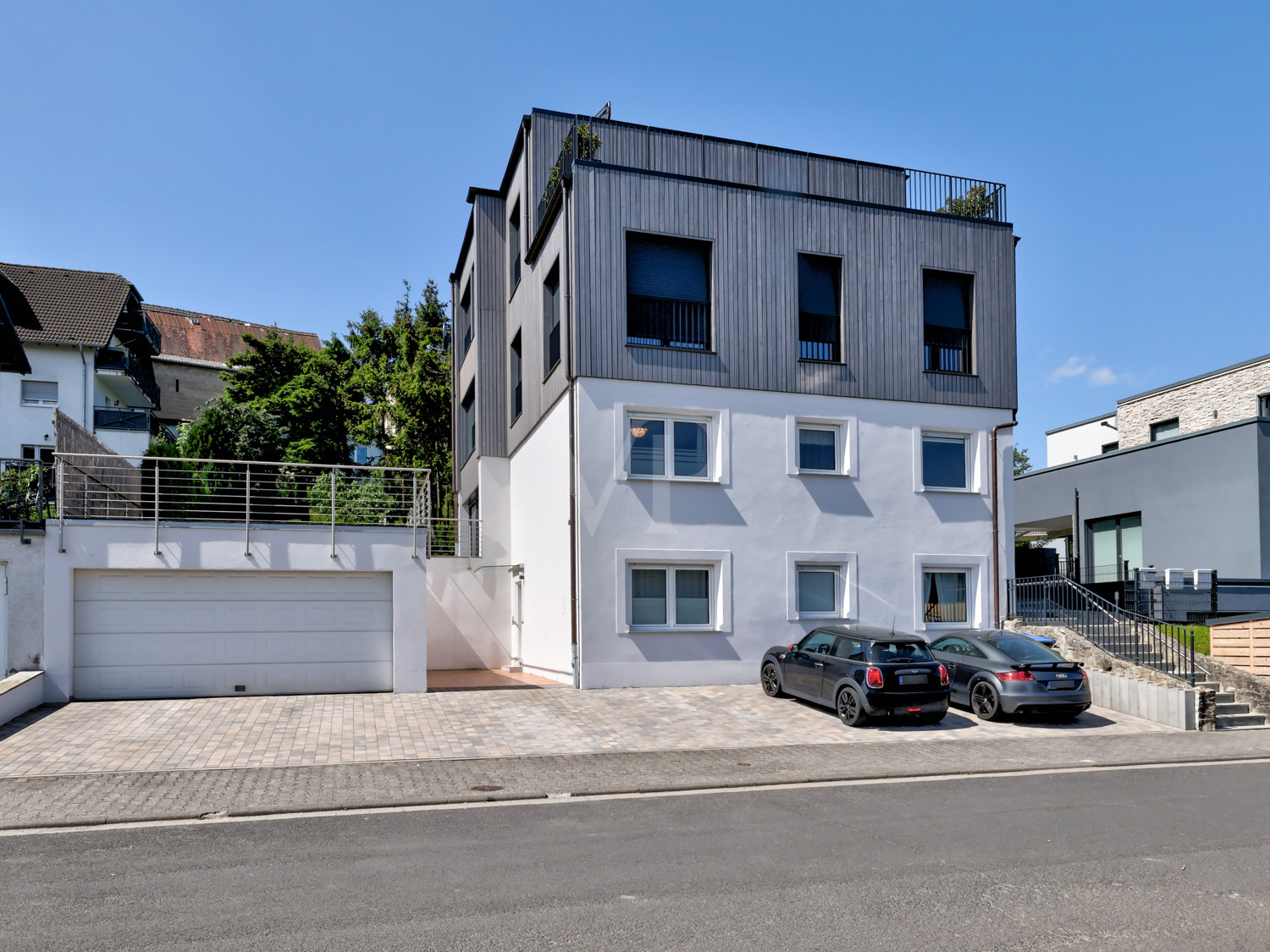 Doppelgarage mit Blick auf Eingang Untergeschoss
