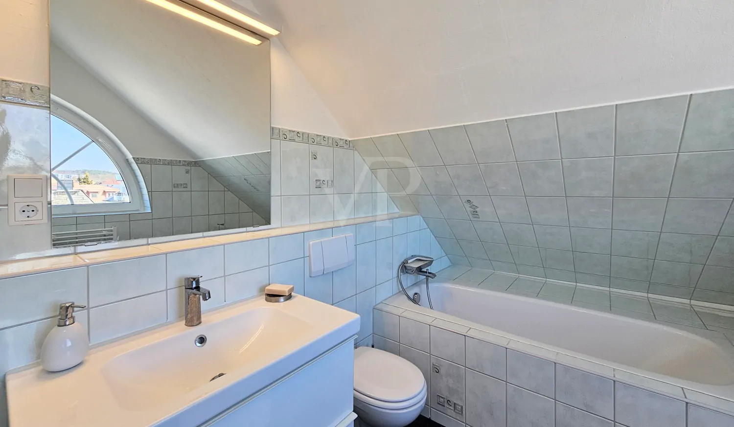 Wannenbad unter dem Dach