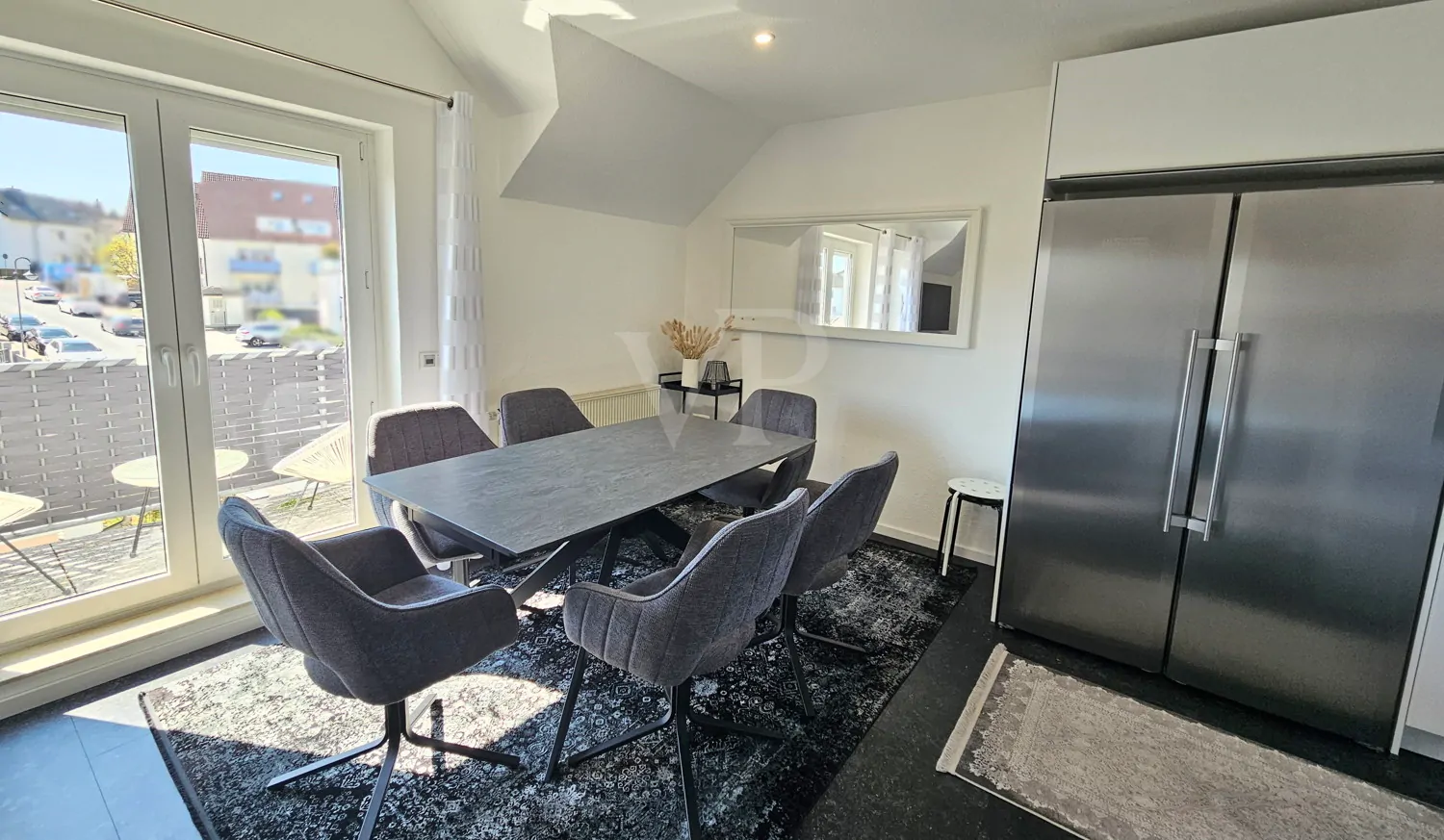 Lichtdurchfluteter Essbereich