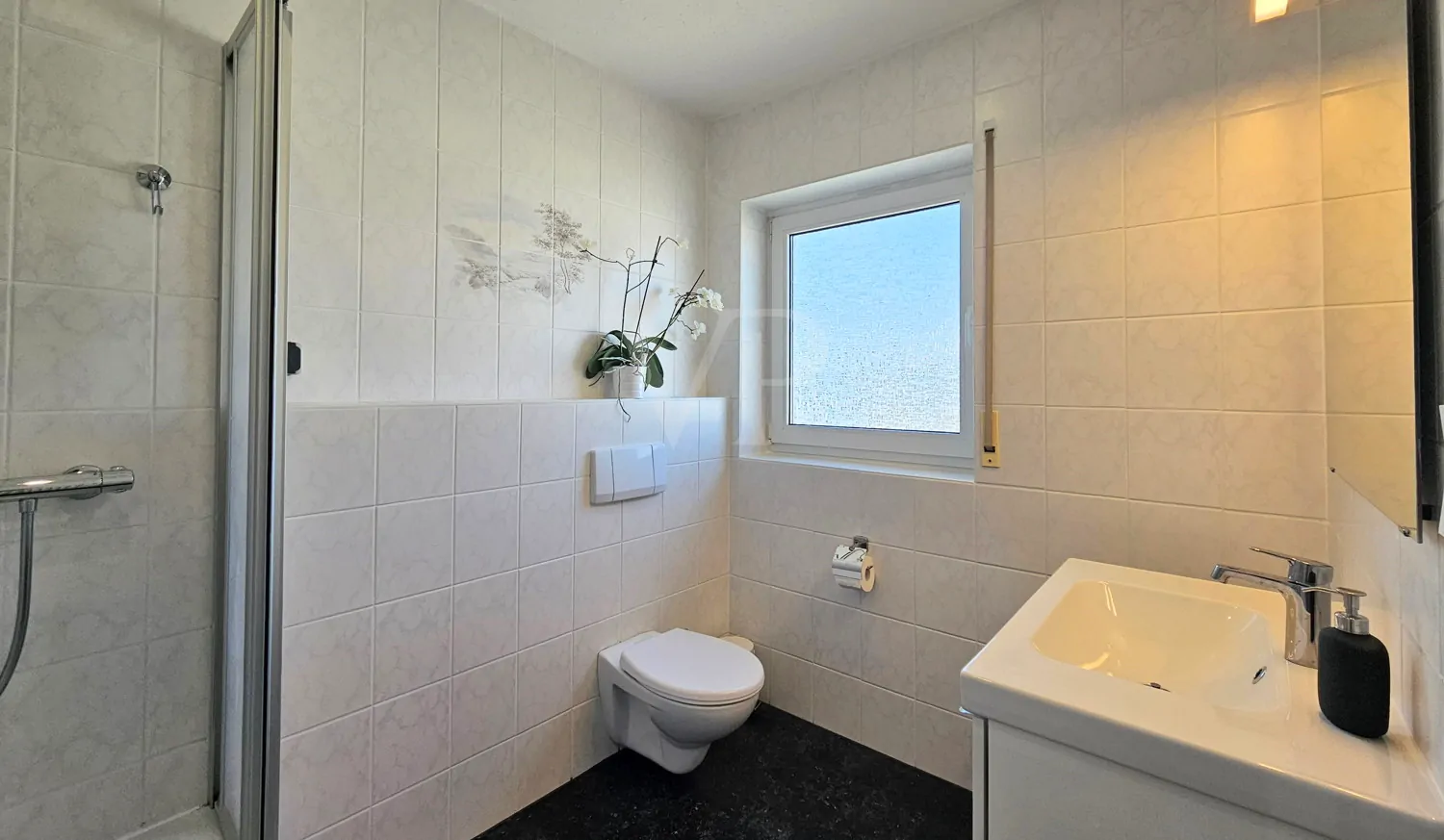 Duschbad auf der unteren Ebene