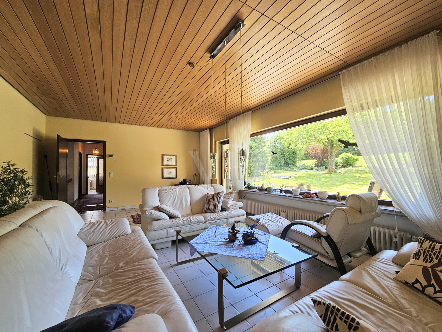 Wohnbereich mit Blick in den Garten