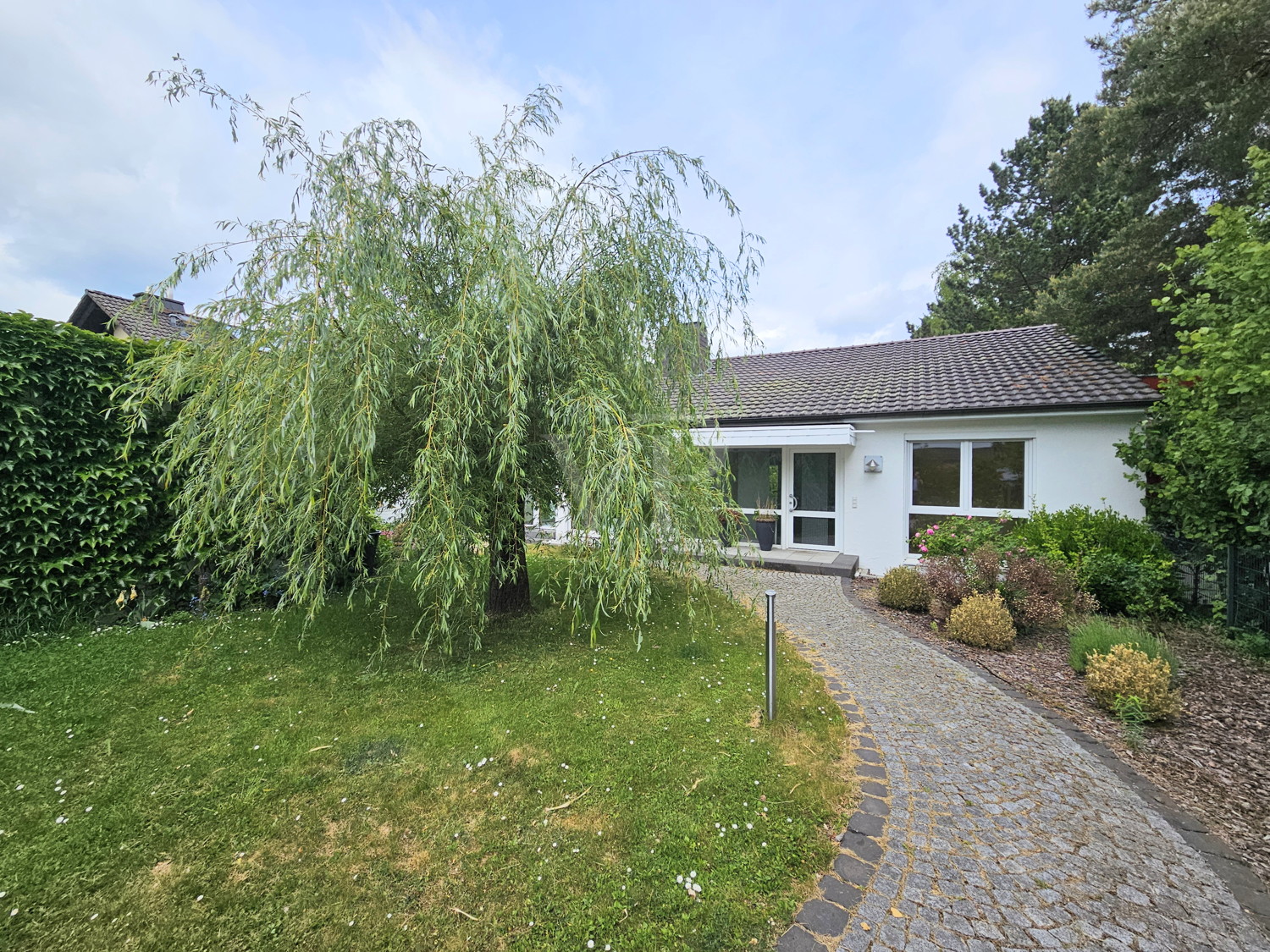 Schöne Zuwegung zum Haus