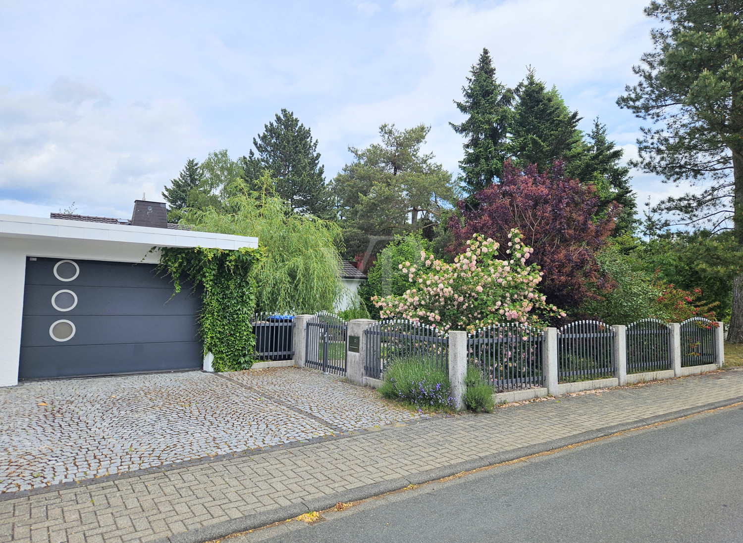 Große Garage vorm Haus