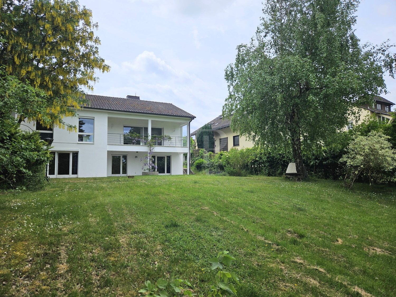Weitläufiger Garten hinter dem Haus