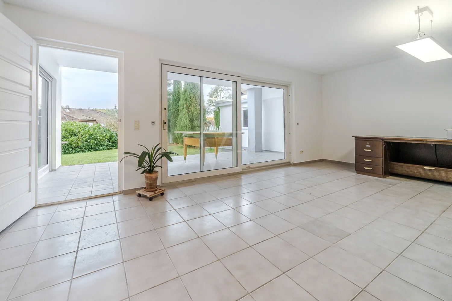 Zimmer im Gartengeschoss mit Terrasse