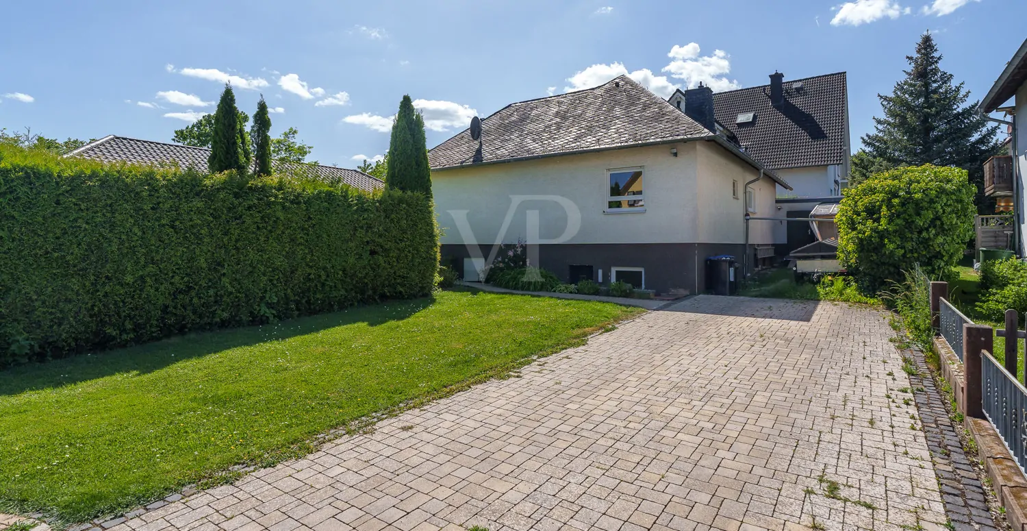 Rückansicht mit zwei Stellplätzen