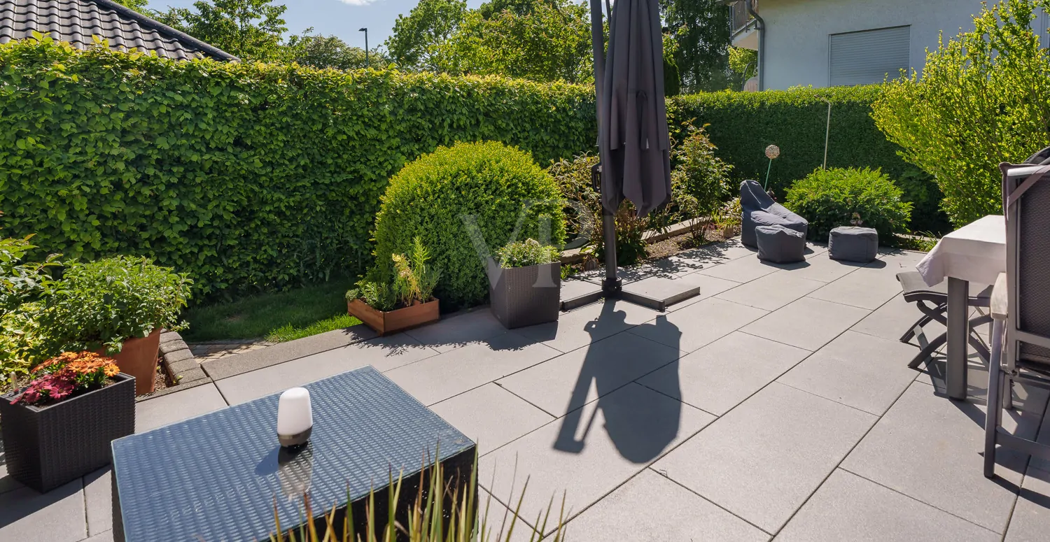 Terrasse mit elektrischer Markise