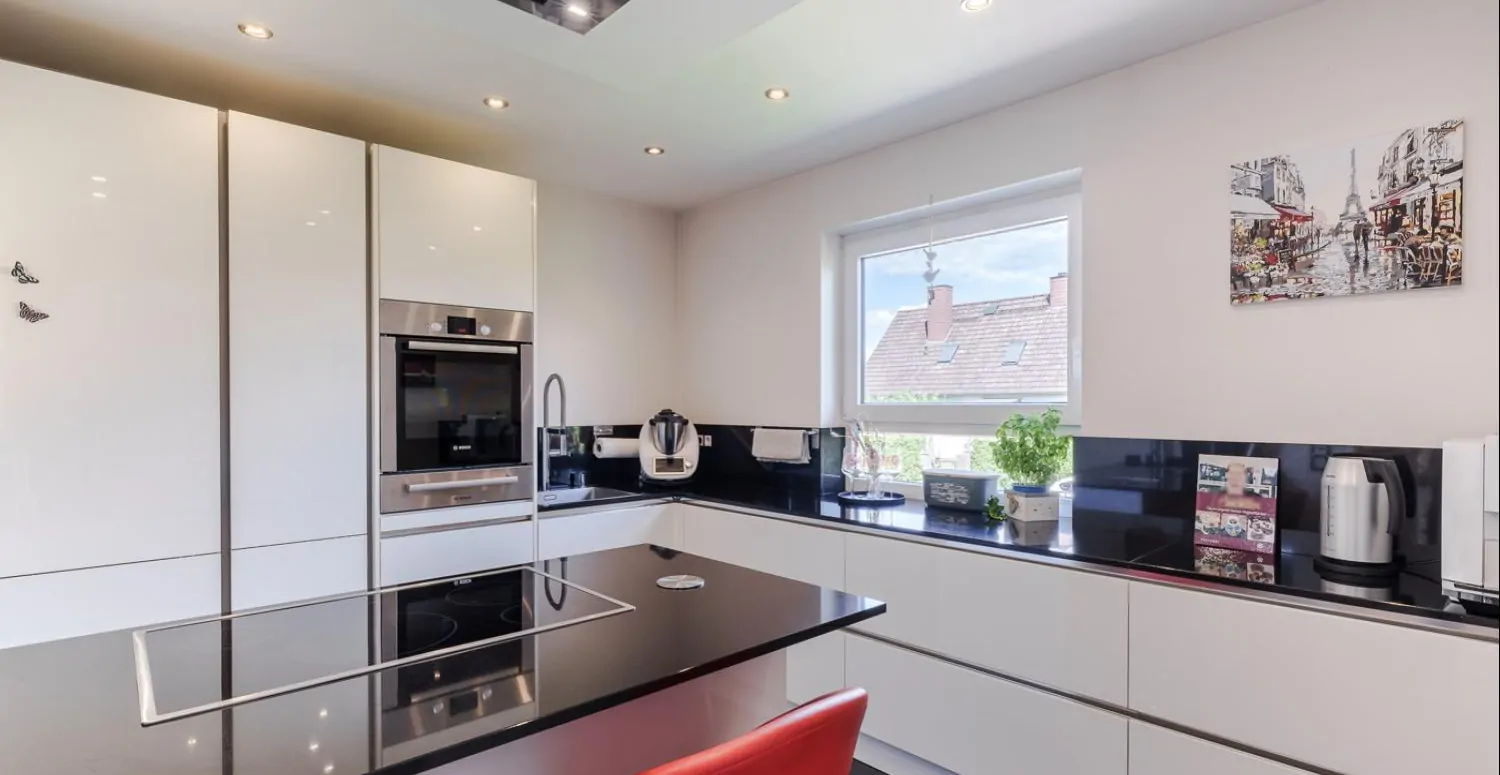 Kochen mit Blick in den Vorgarten