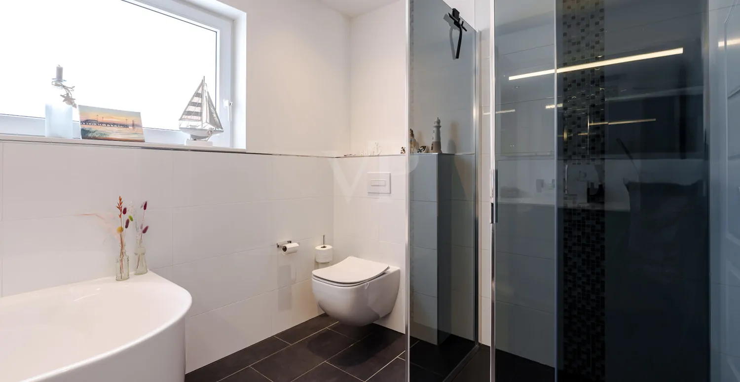 Tageslichtbad mit bodentiefer Regendusche