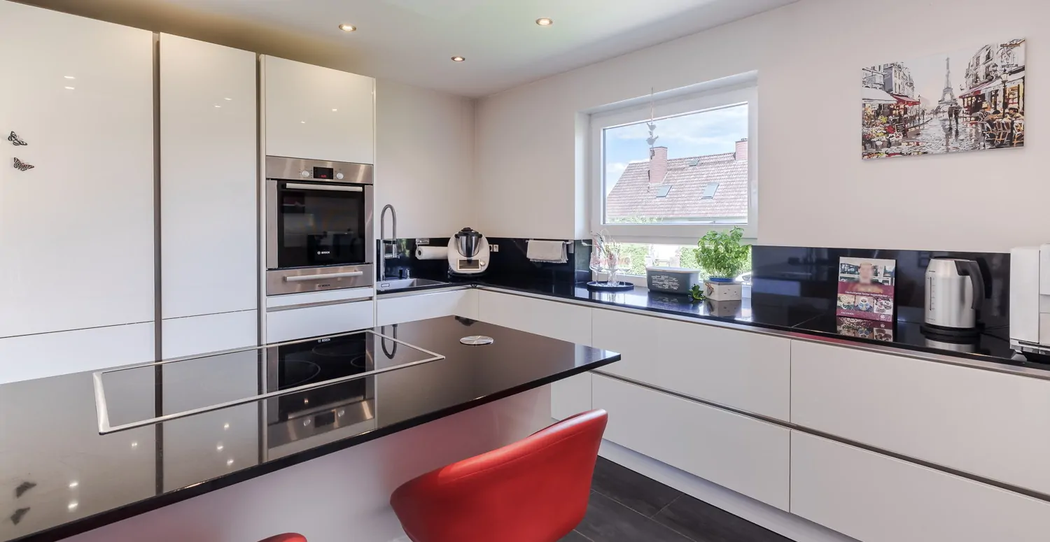 Kochen mit Blick in den Vorgarten