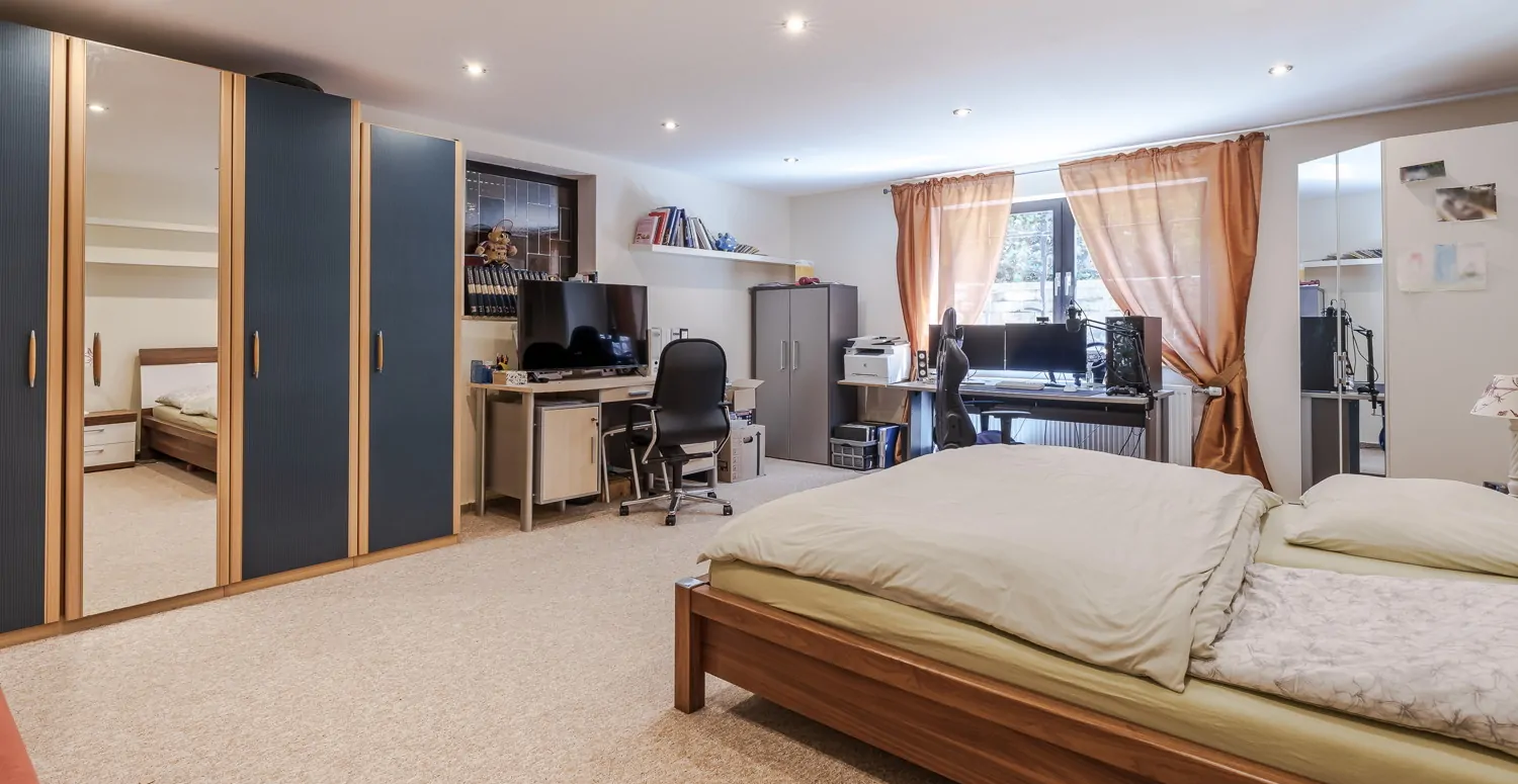 Schlafzimmer im Untergeschoss mit separatem Eingang
