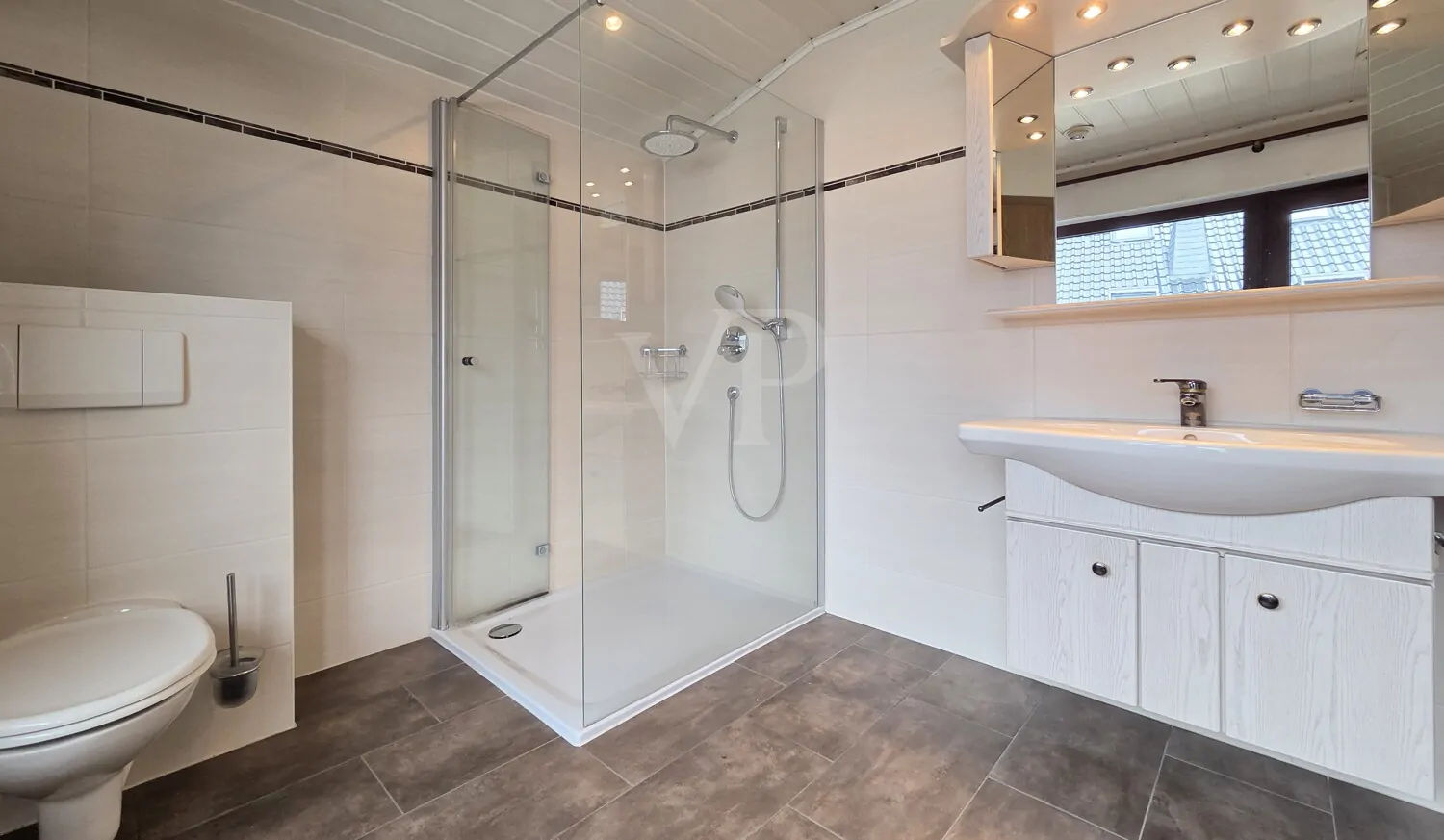 Modernes Tageslichtbad mit bodengleicher Dusche