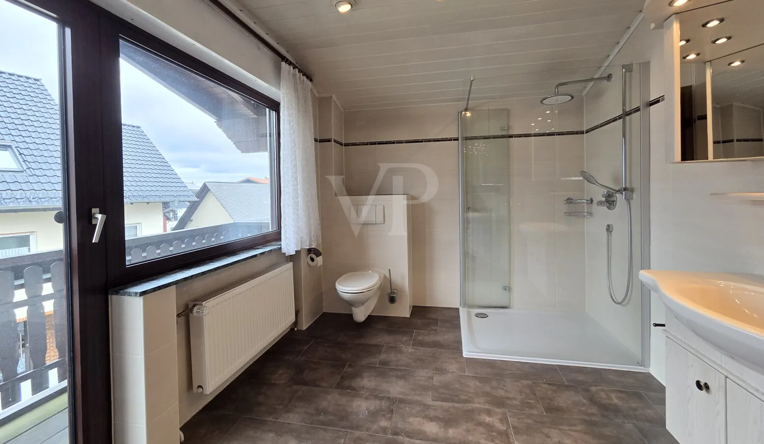 Tageslichtbad mit Zugang zum Balkon