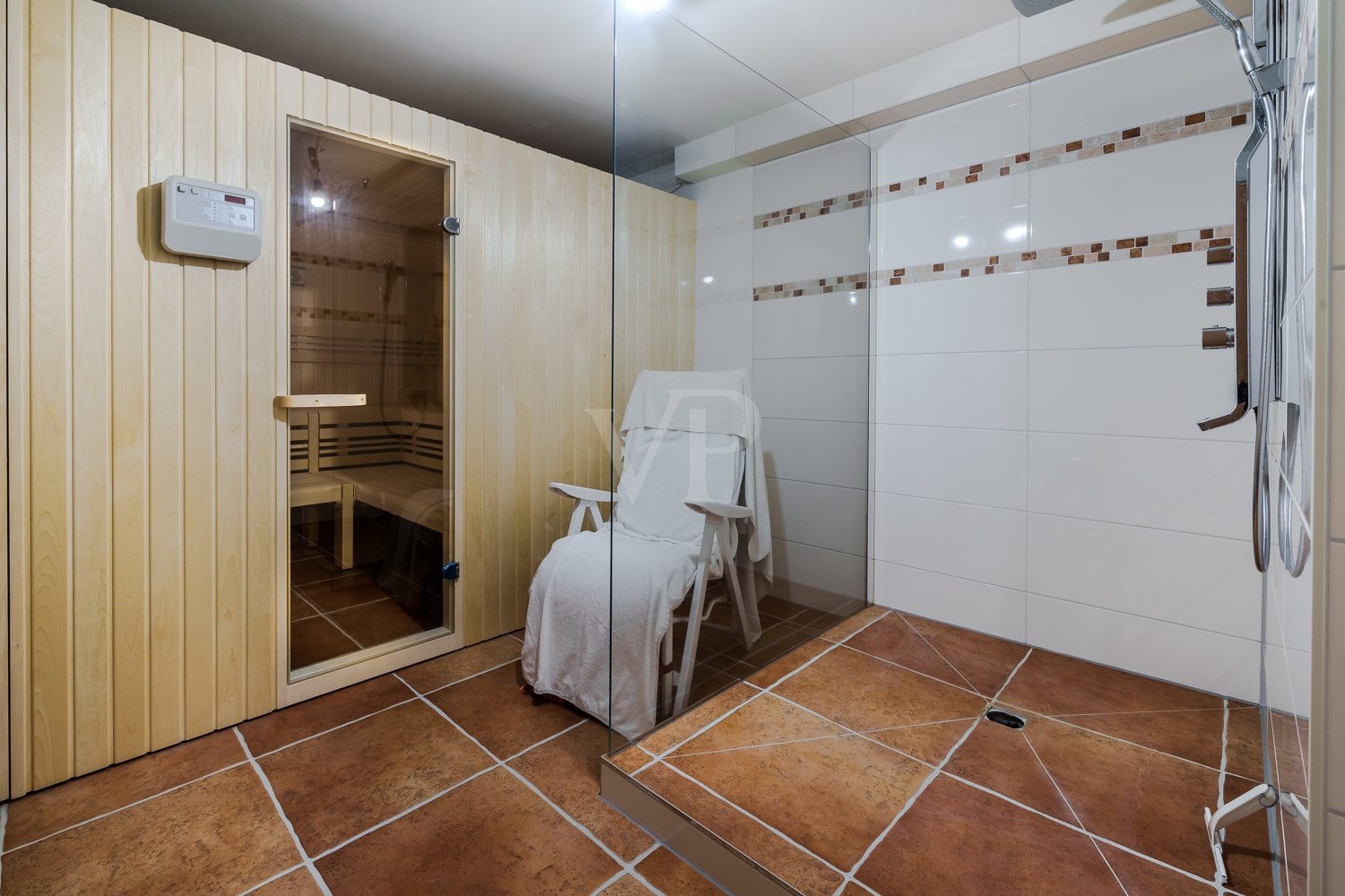 Integrierte Sauna mit geräumiger Schwalldusche