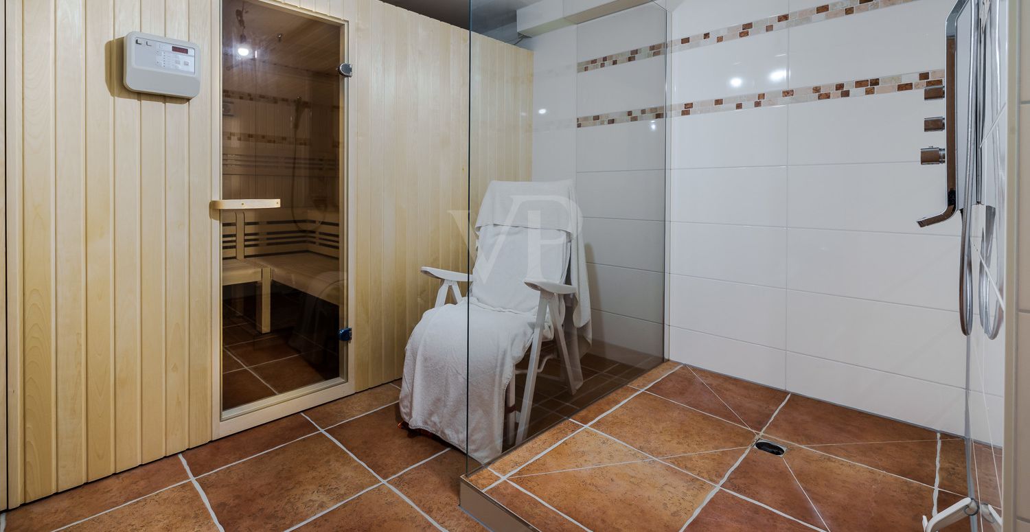Integrierte Sauna mit geräumiger Schwalldusche