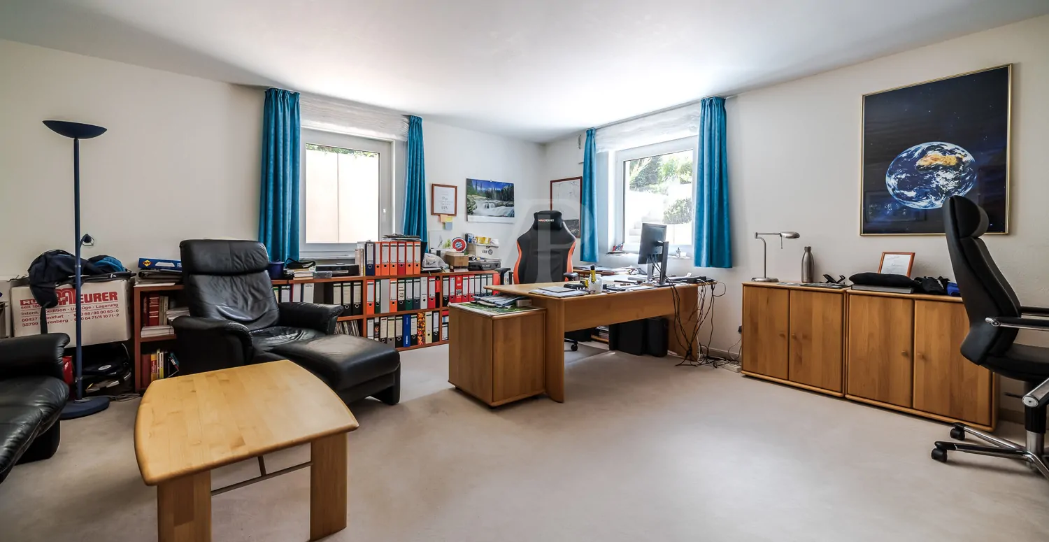 Großzügiges Büro mit viel Tageslicht