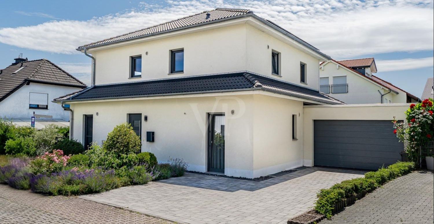 Vorderansicht mit charmantem Vorgarten