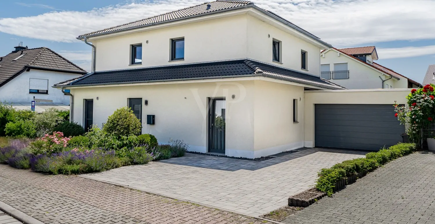 Vorderansicht mit charmantem Vorgarten