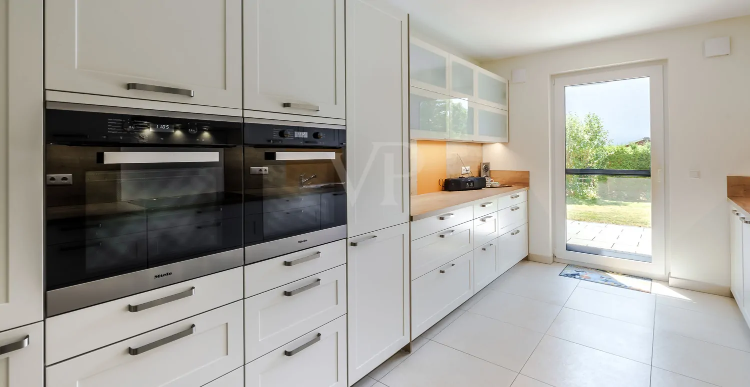 Einbauküche mit Zugang nach draußen
