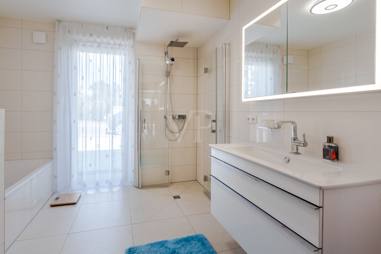 Lichtdurchflutetes Badezimmer