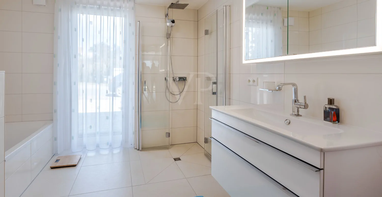 Lichtdurchflutetes Badezimmer