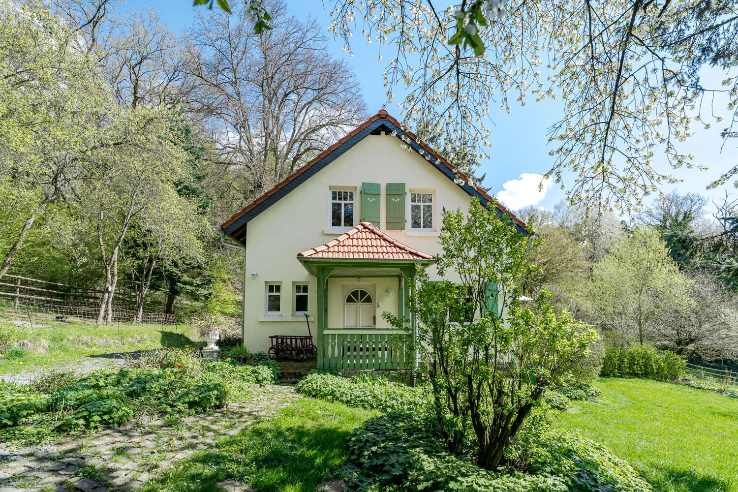 Seitenansicht mit Nebeneingang