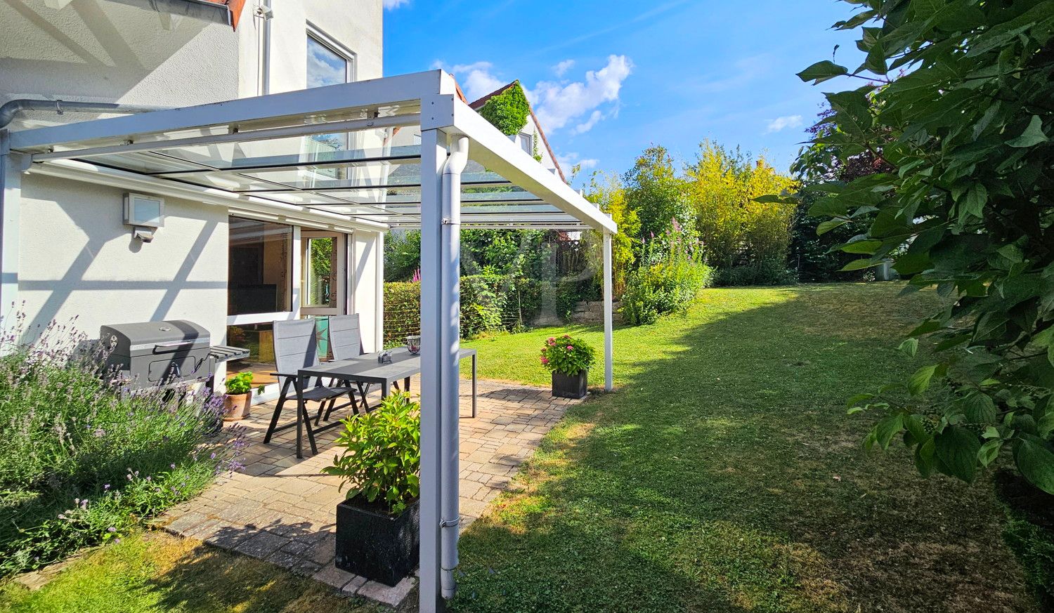 Schöner gepflegter Garten