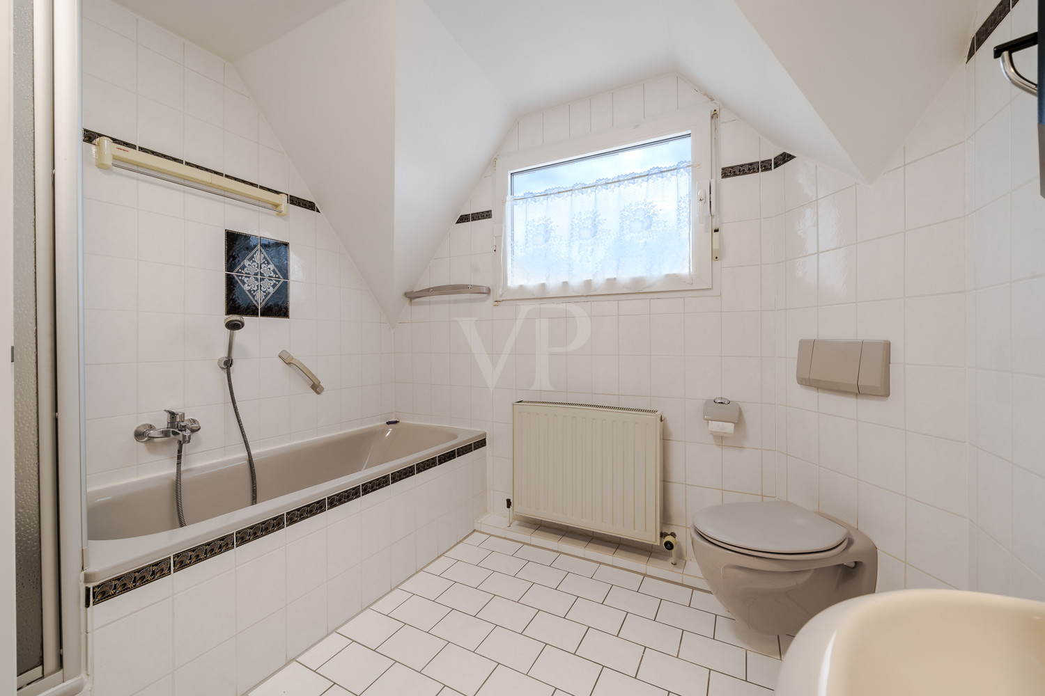 Tageslichtbad mit Wanne und Dusche
