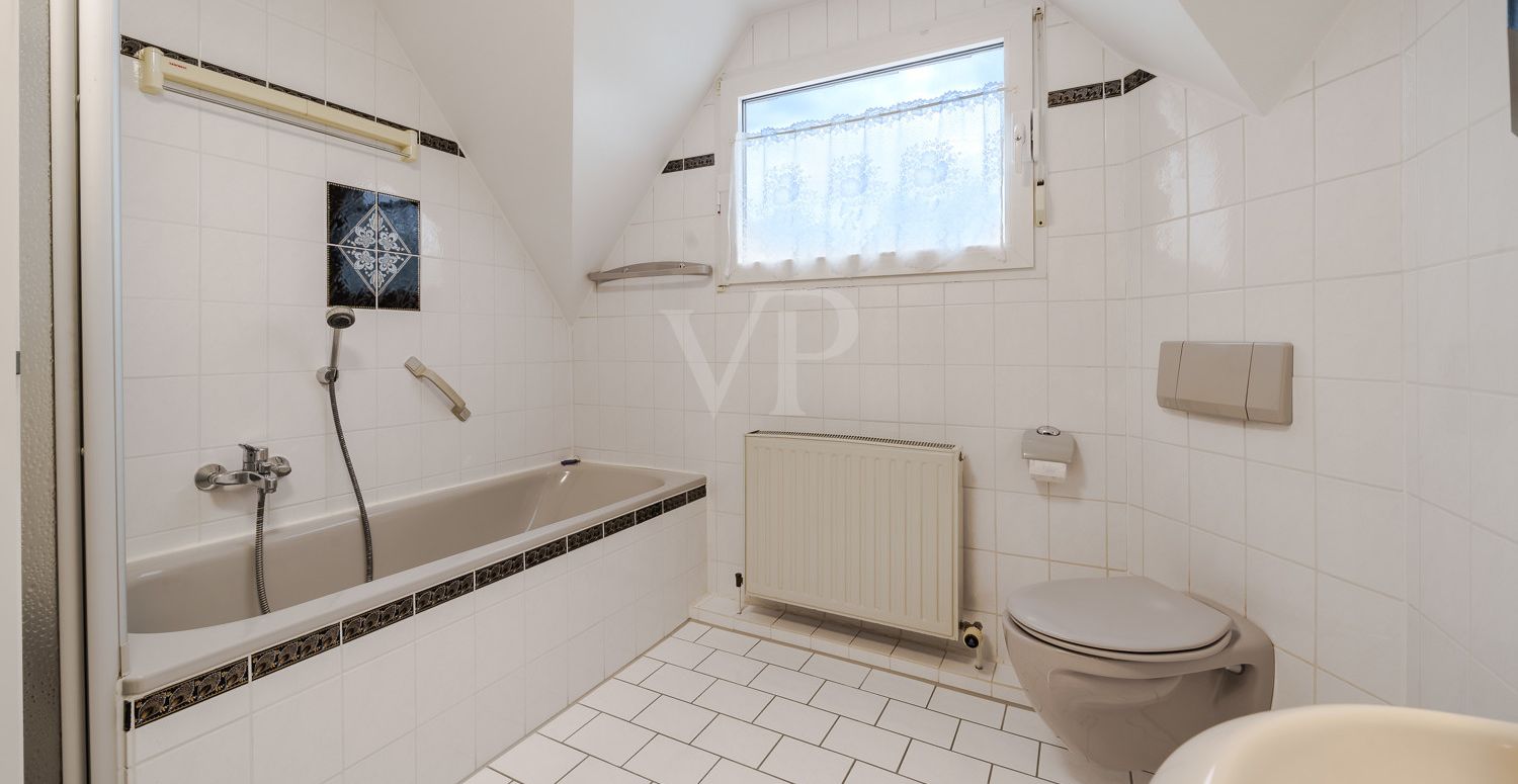 Tageslichtbad mit Wanne und Dusche