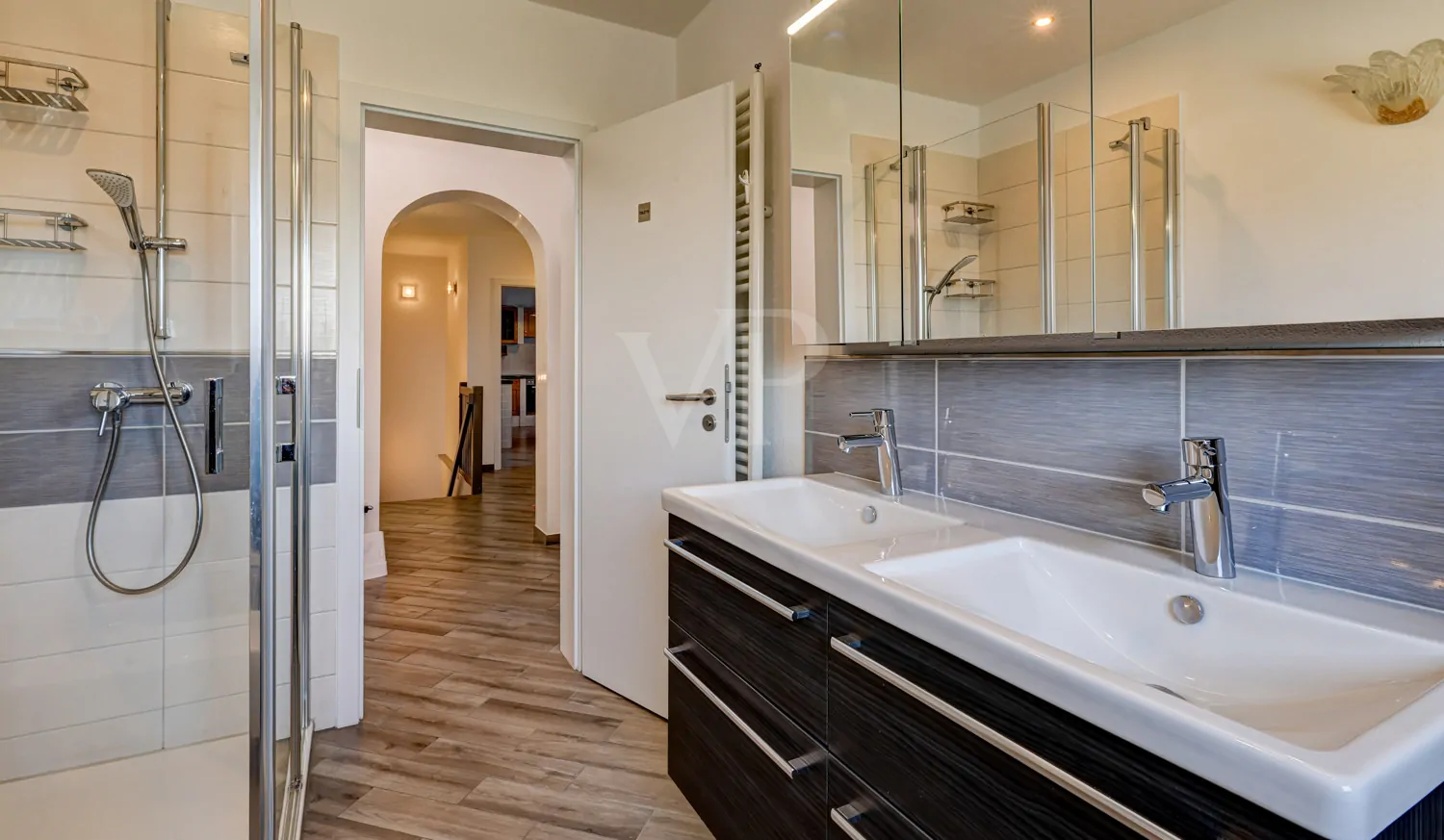 Bad mit Doppelwaschtisch und bodengleicher Dusche