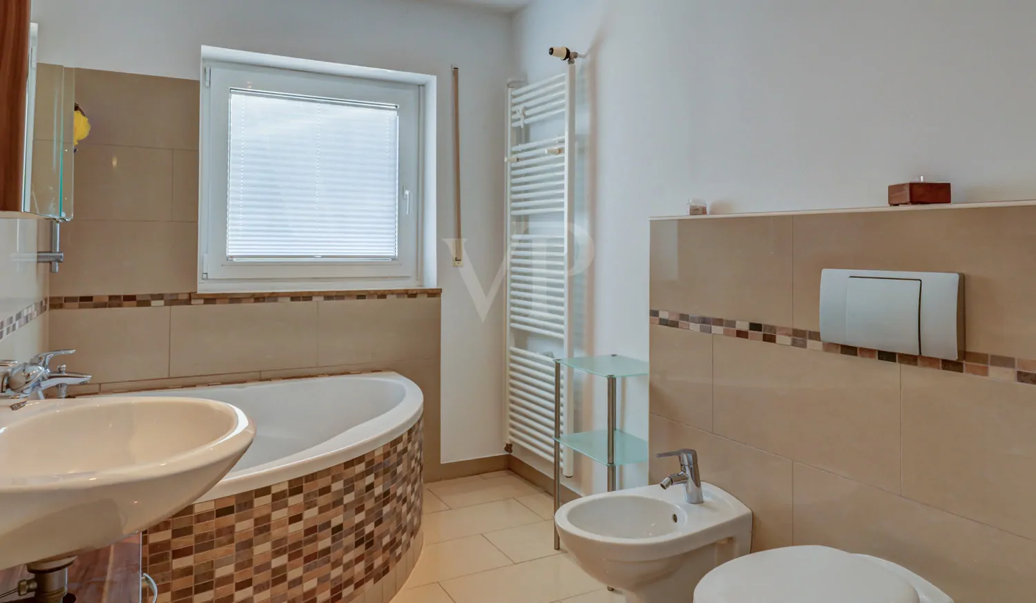 Tageslichtbad mit Eckwanne im Untergeschoss