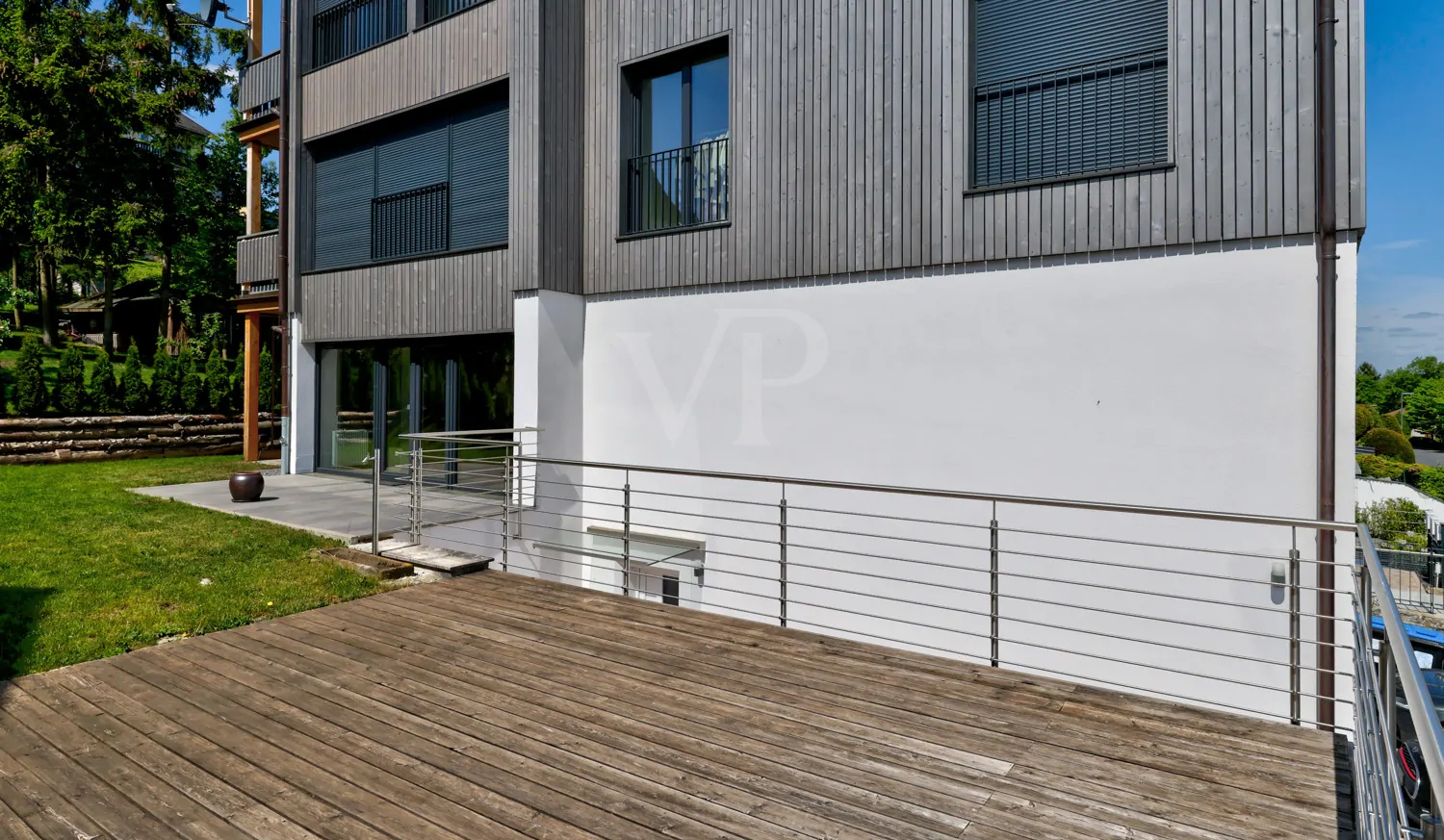 Weitere Terrasse über der Garage