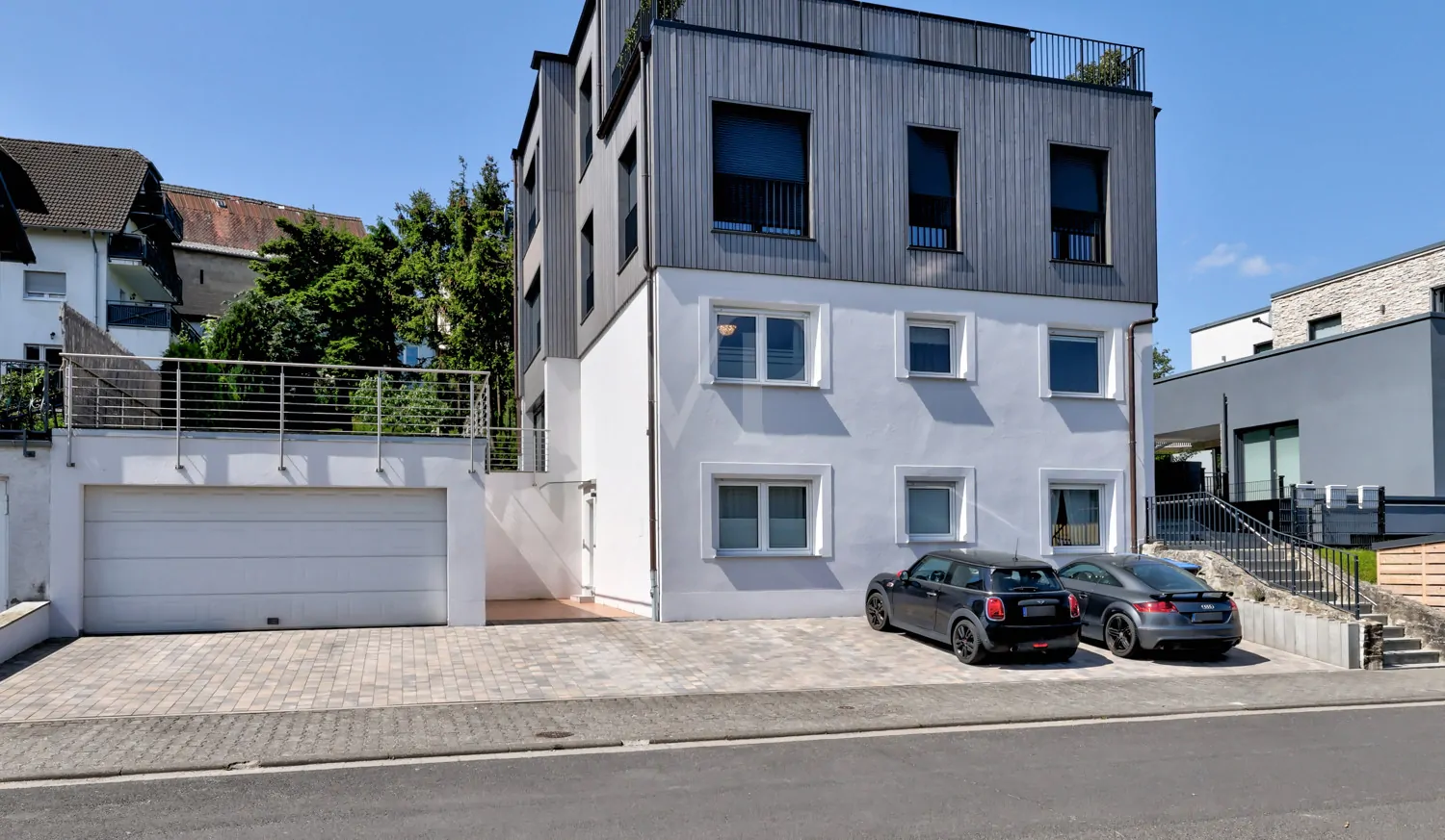 Straßenansicht auf Haus und Doppelgarage