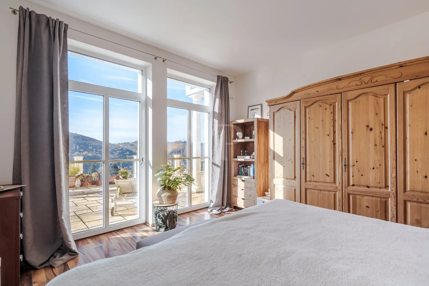 Schlafzimmer mit Terrassenzugang