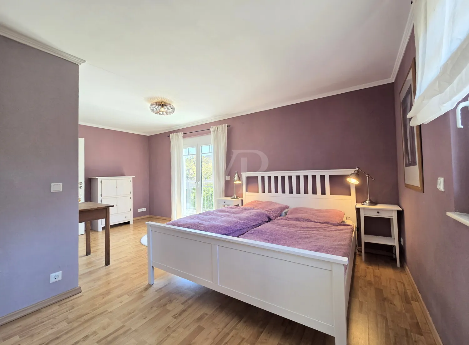 Geräumiges Schlafzimmer