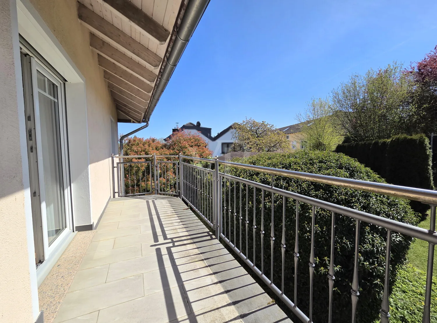 Blick ins Grüne vom Balkon