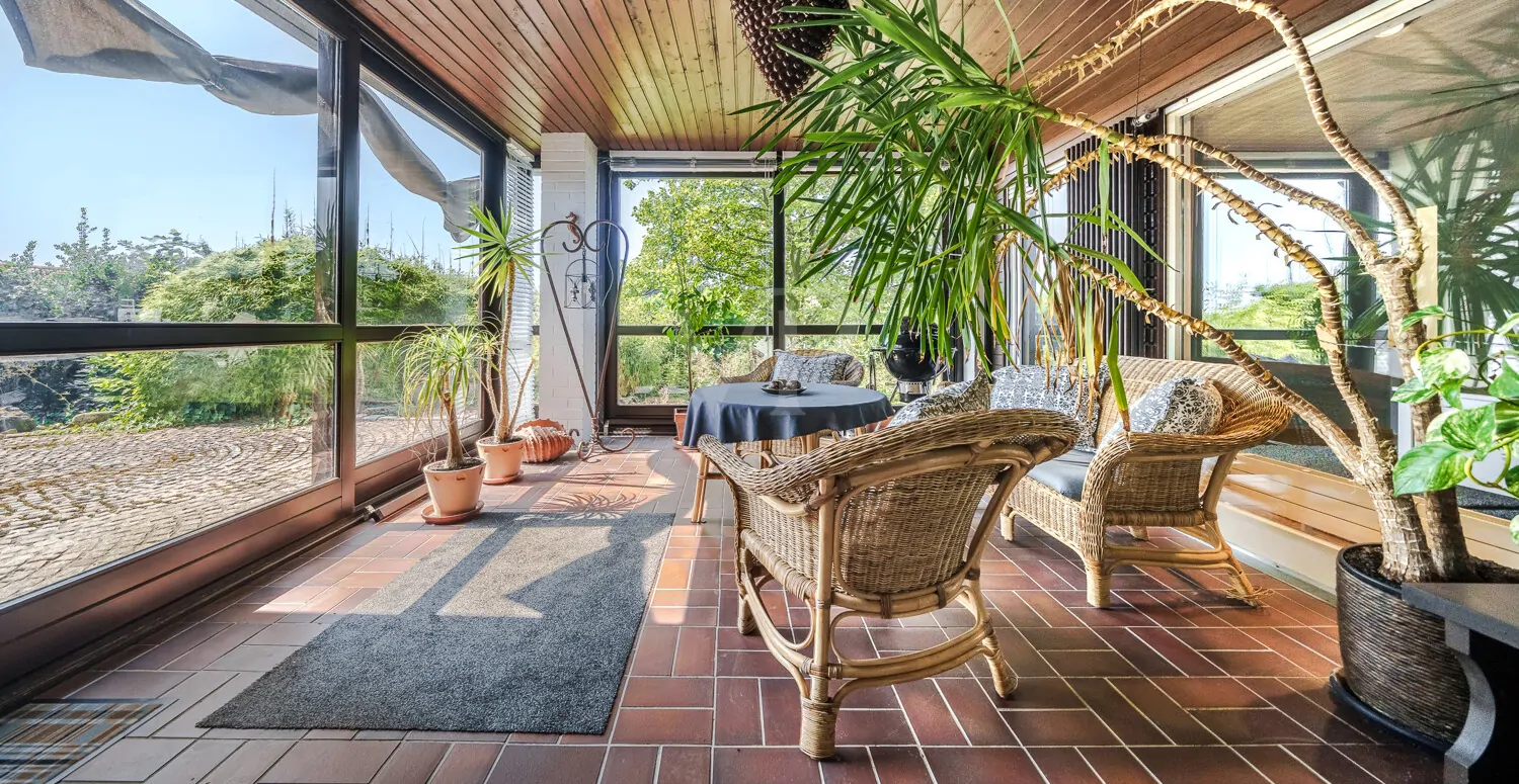 Wintergarten umsäumt von Grün