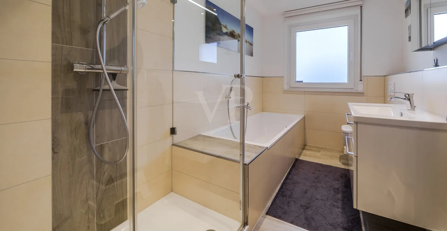 Modernes Tageslichtbad mit Wanne und Dusche