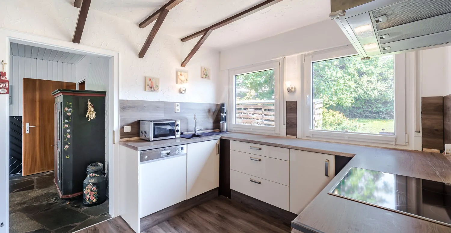 Küche mit Zugang zur Wohndiele