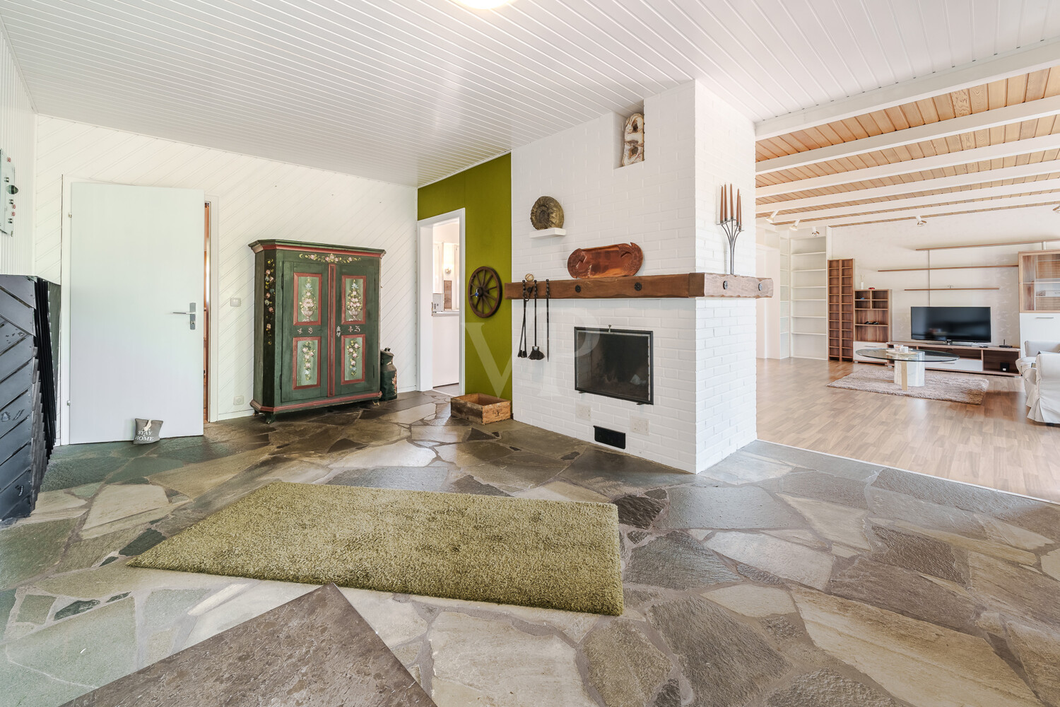 Gemütliche Wohndiele mit Kamin