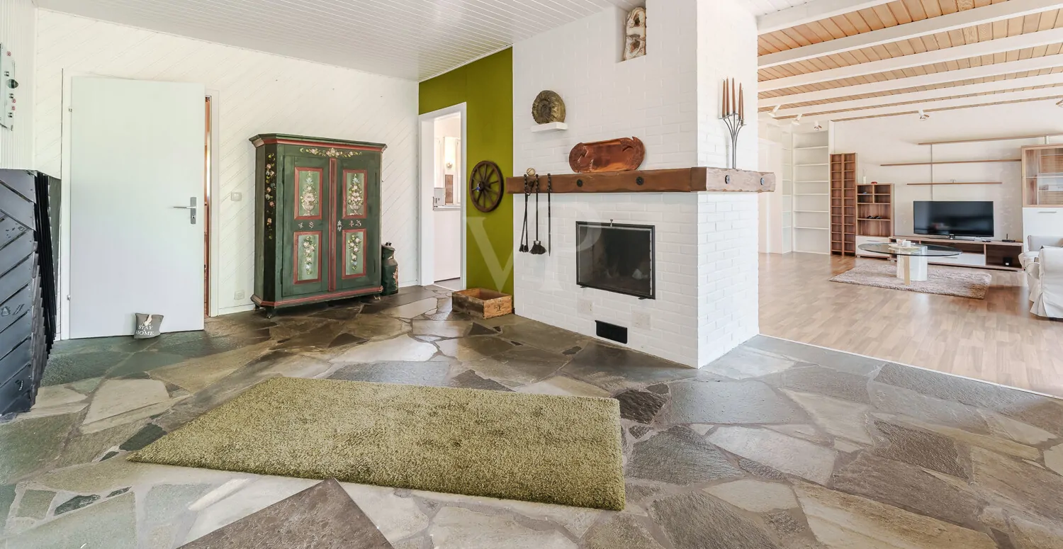 Gemütliche Wohndiele mit Kamin