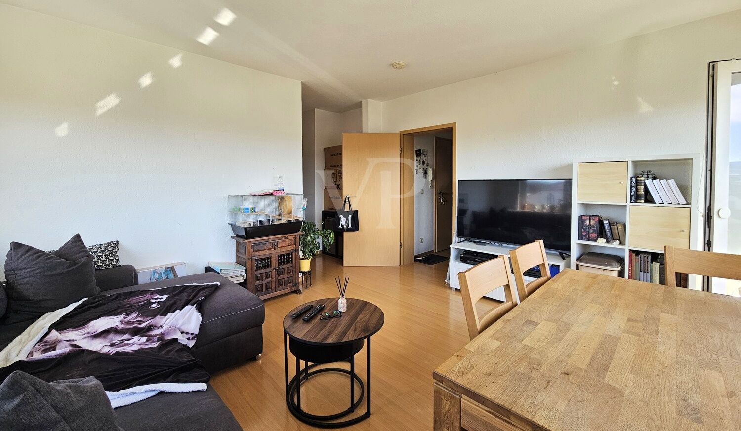 Wohnbereich mit Zugang zum Balkon