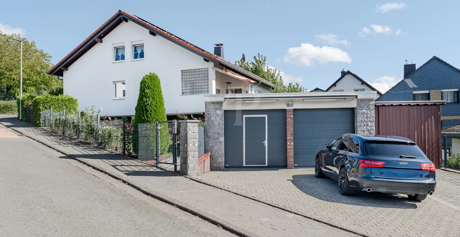 Große Doppelgarage inklusive